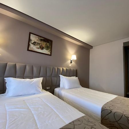 Doanesia Premium Hotel & Spa ติรานา ภายนอก รูปภาพ