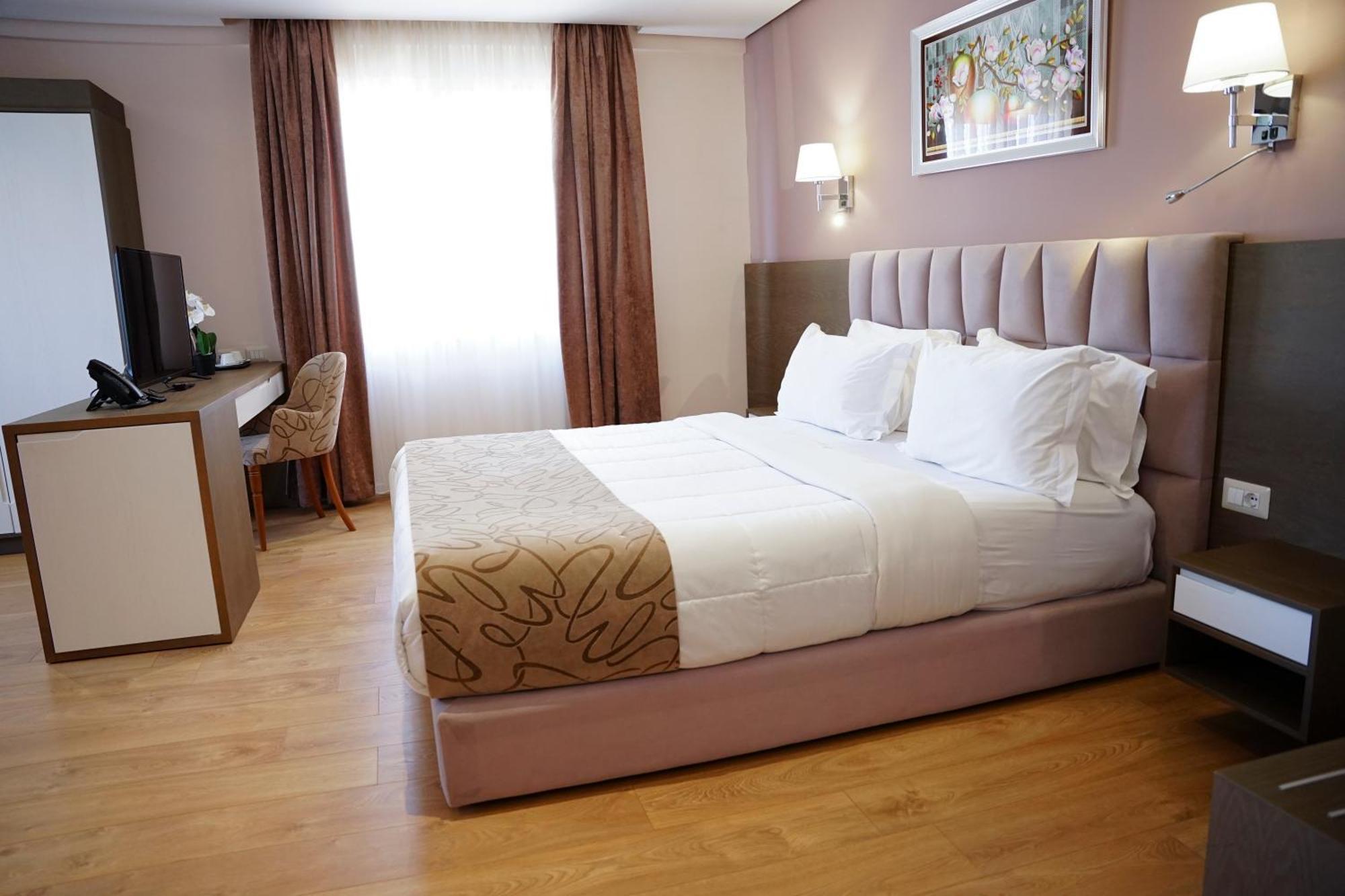 Doanesia Premium Hotel & Spa ติรานา ภายนอก รูปภาพ