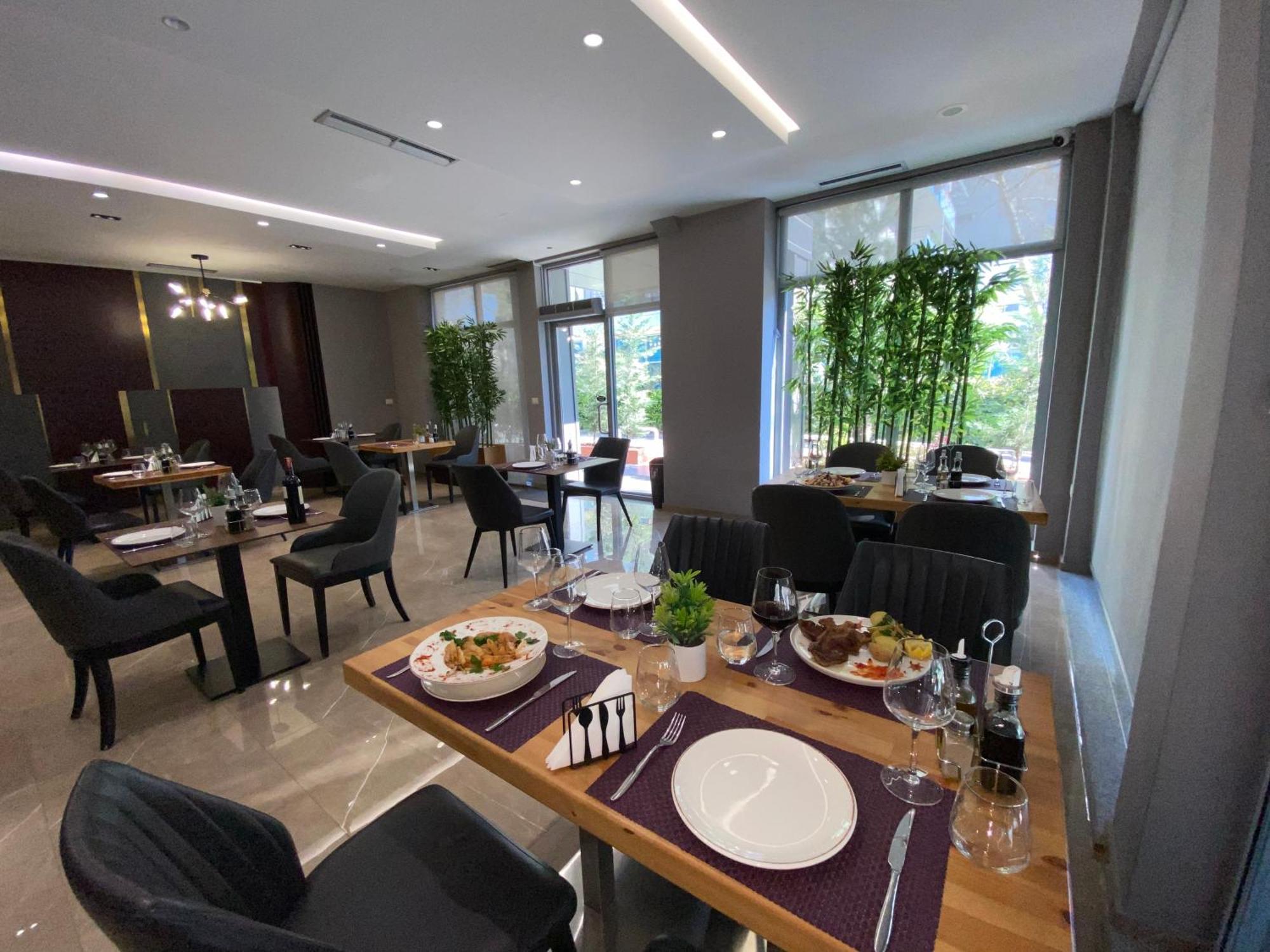 Doanesia Premium Hotel & Spa ติรานา ภายนอก รูปภาพ
