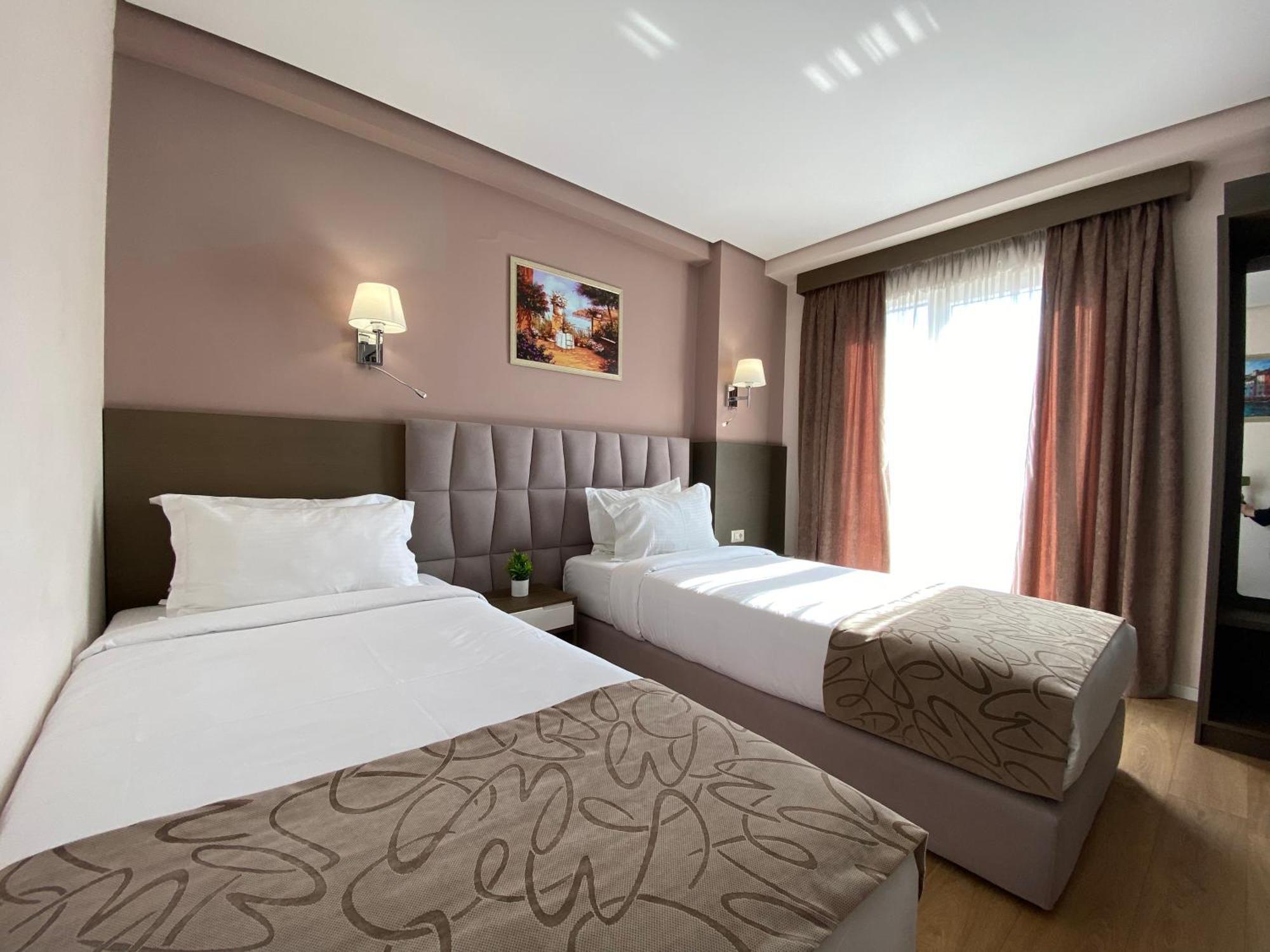 Doanesia Premium Hotel & Spa ติรานา ภายนอก รูปภาพ