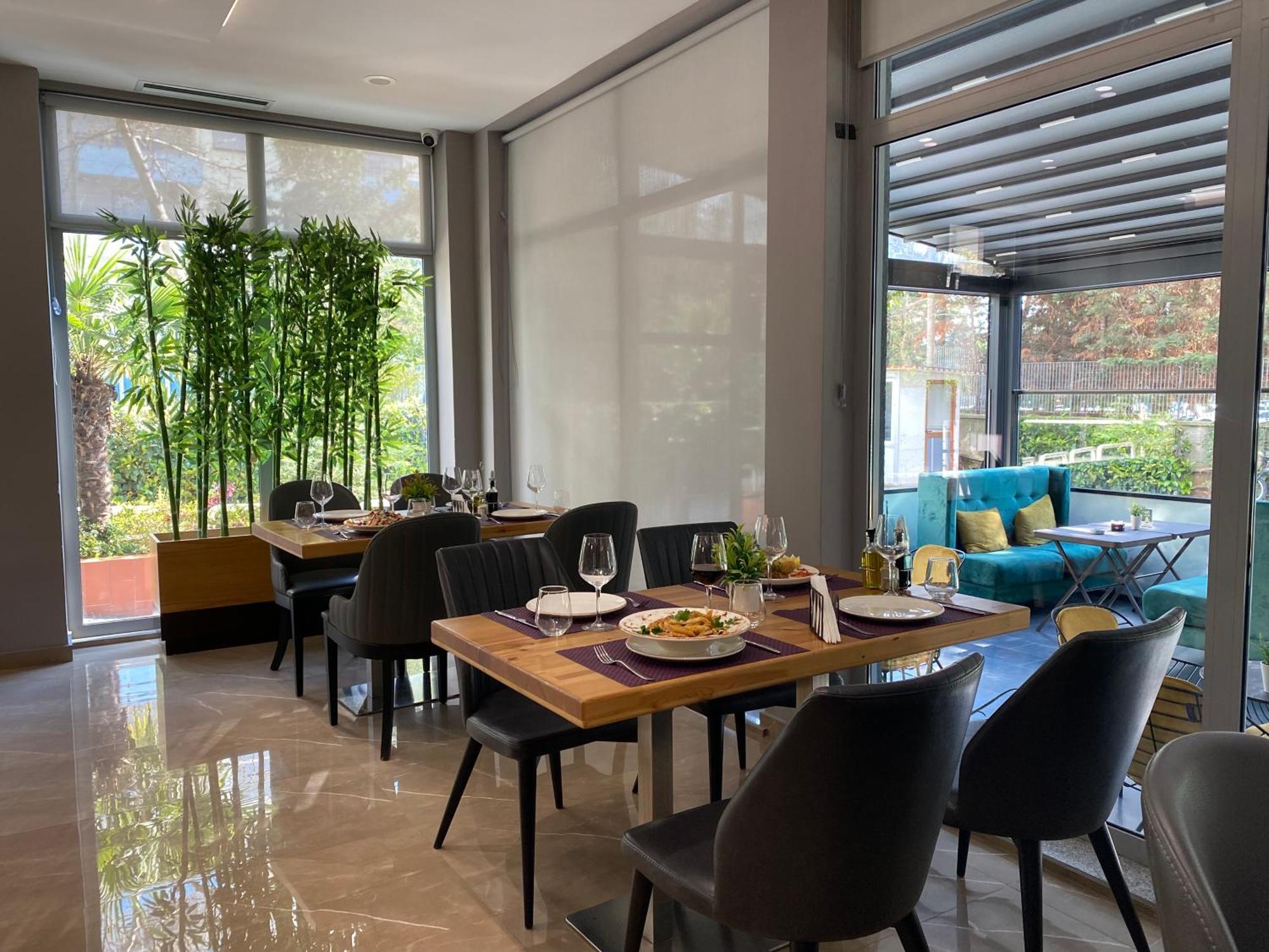Doanesia Premium Hotel & Spa ติรานา ภายนอก รูปภาพ