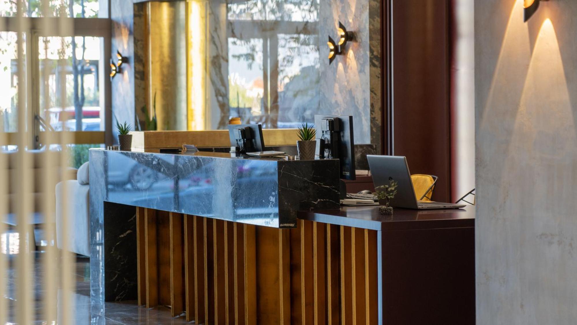 Doanesia Premium Hotel & Spa ติรานา ภายนอก รูปภาพ
