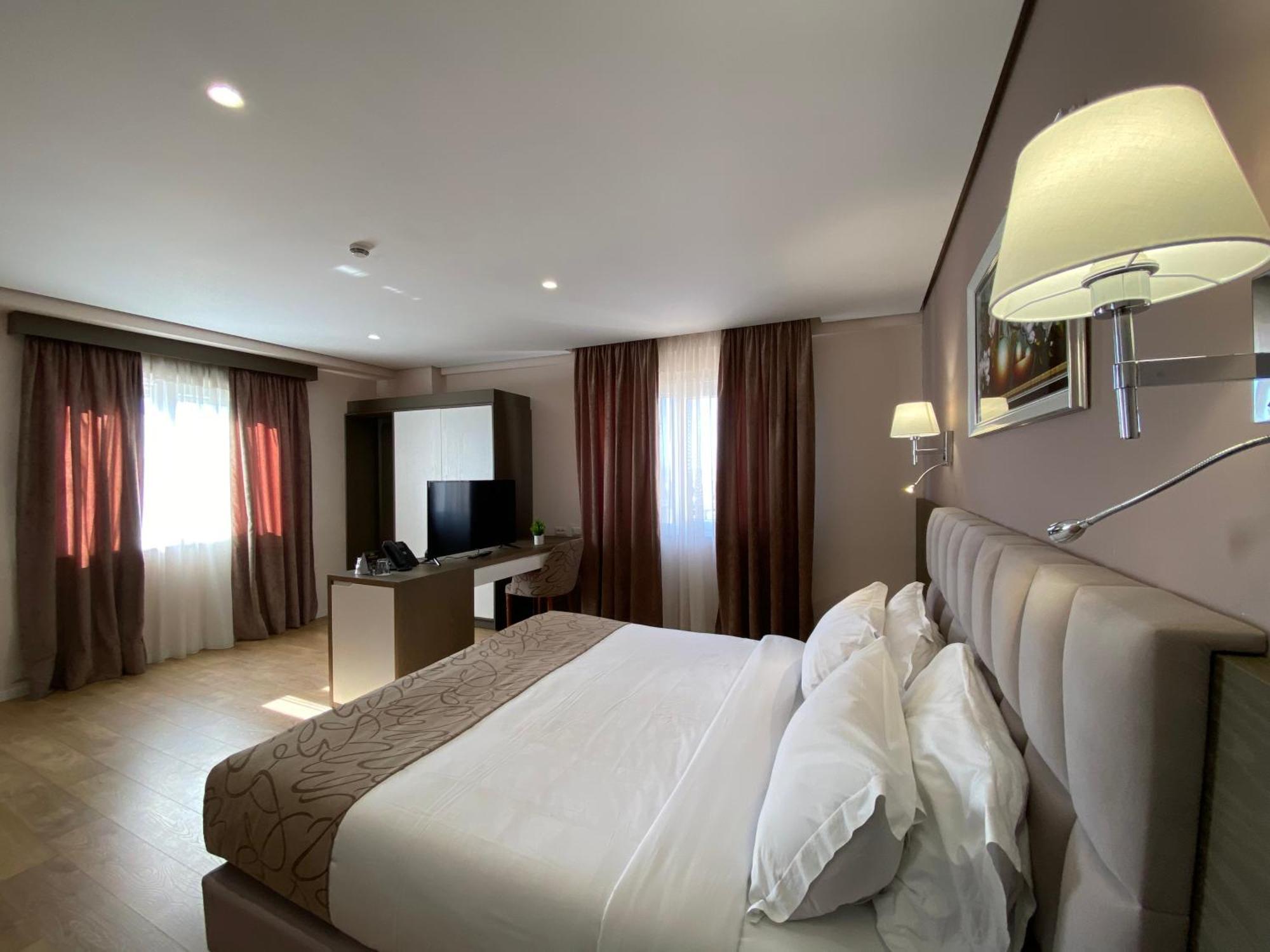 Doanesia Premium Hotel & Spa ติรานา ภายนอก รูปภาพ