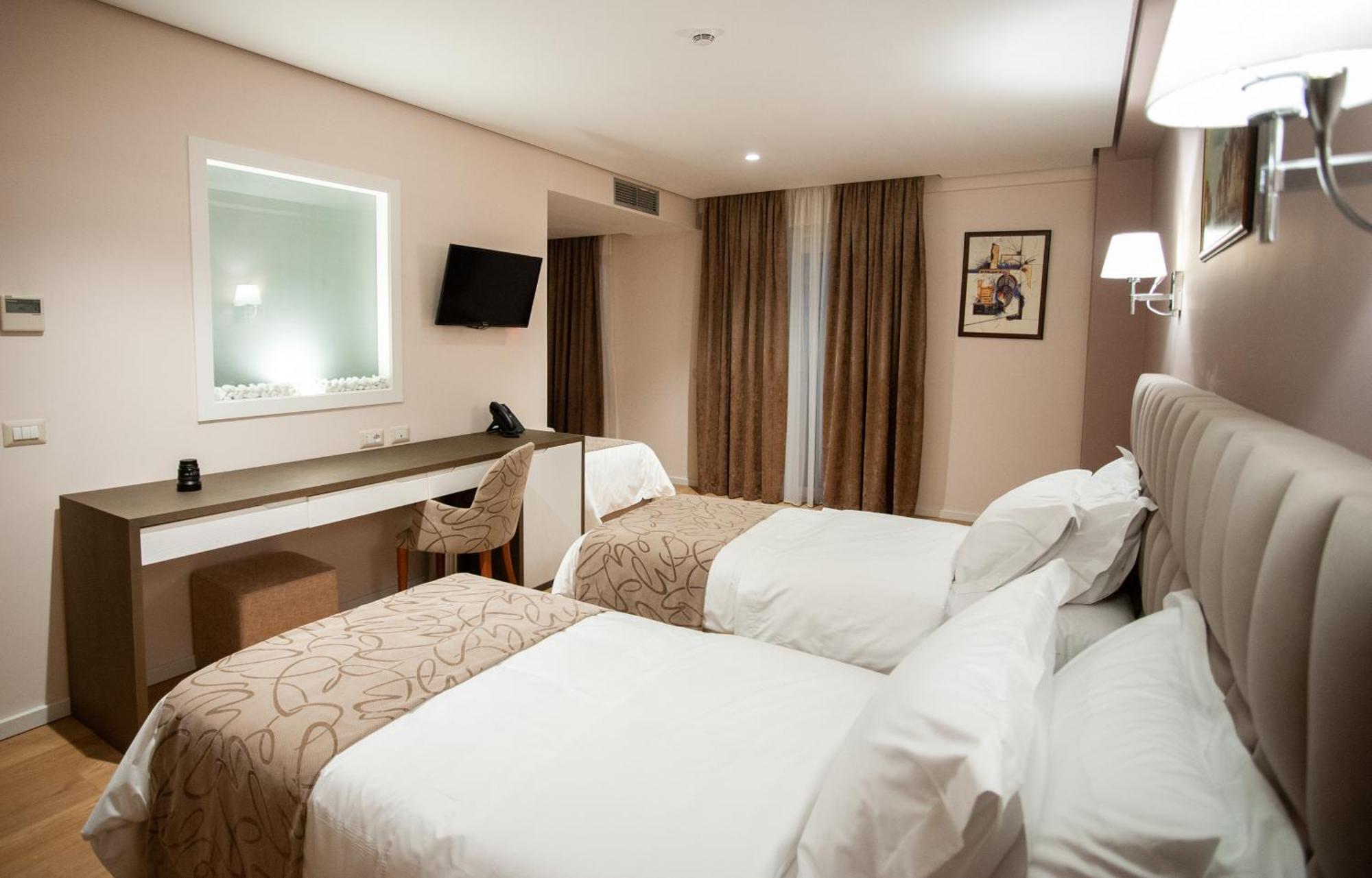 Doanesia Premium Hotel & Spa ติรานา ภายนอก รูปภาพ