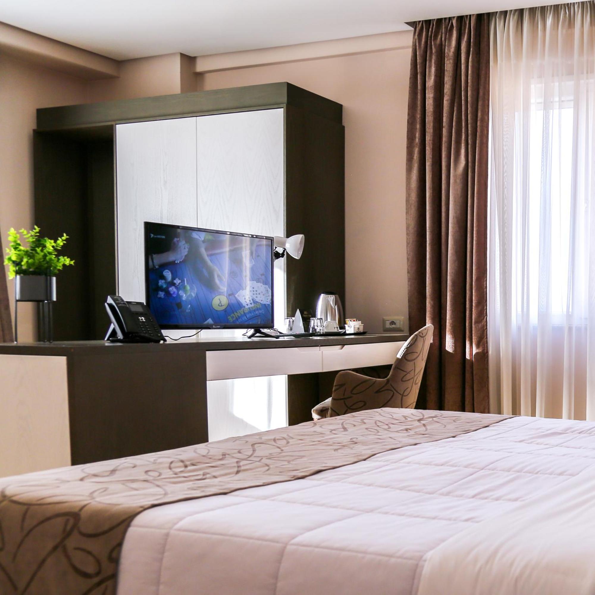 Doanesia Premium Hotel & Spa ติรานา ภายนอก รูปภาพ